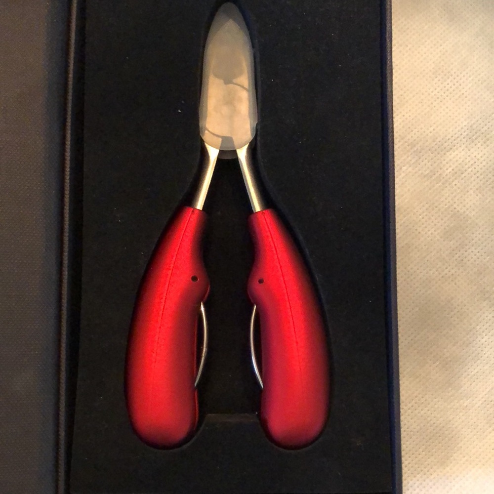Kaasage Toe Nail Clipper with sheath & comfort grip New in Gift Box